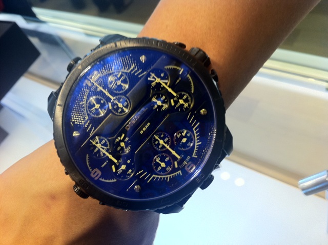 DZ7262　世界一大きい腕時計2